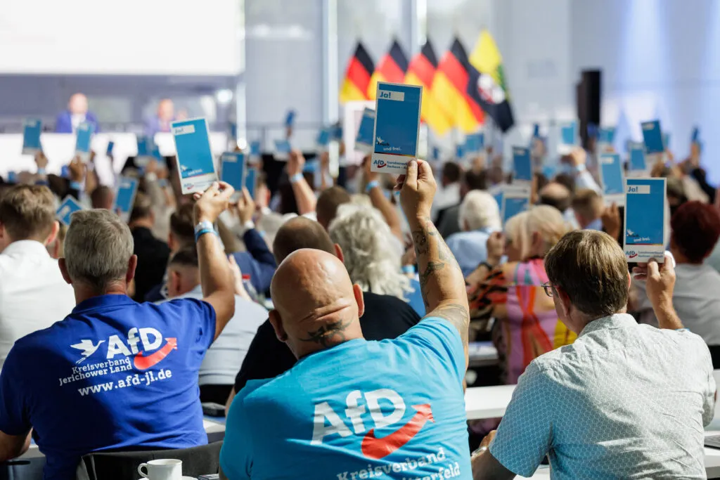 Un proche de Merz remet en cause le « mur » anti-AfD avant des élections cruciales — il est temps de parler avec tous, disent certains