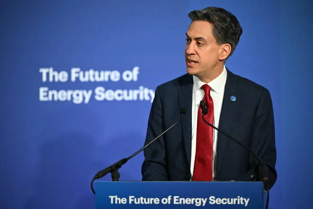 Ed Miliband lors du sommet sur la sécurité énergétique à Lancaster House le 24 avril 2025