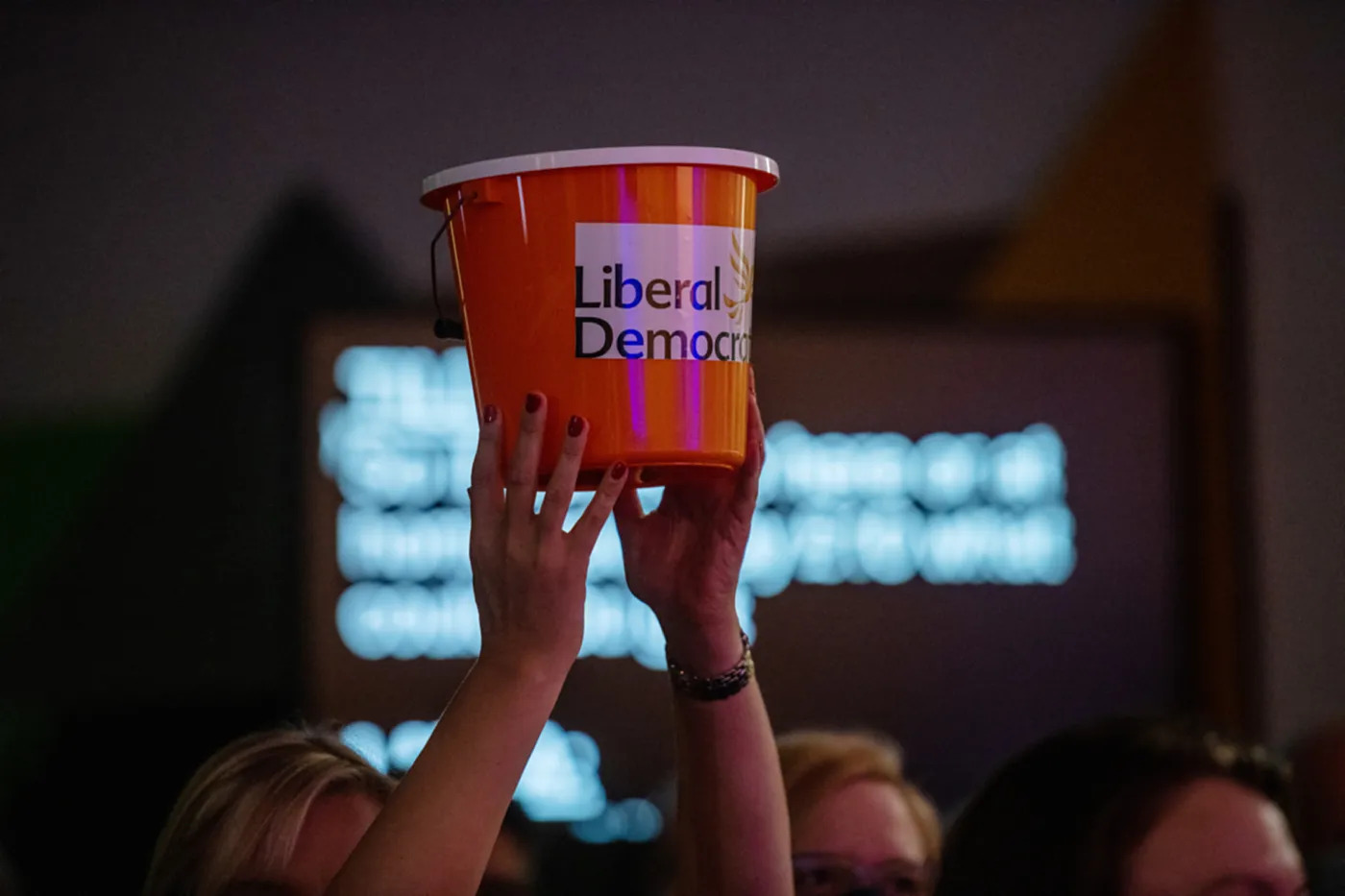 Un sympathisant du Liberal Democrat brandit une boîte de dons lors d’un congrès de parti en 2021