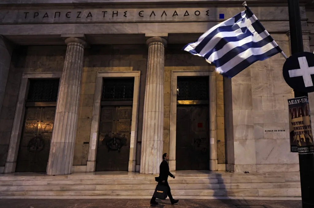 Un homme marche devant la banque de Grèce lors d’une manifestation à Athènes.