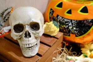 Bien avant la démocratisation d’Halloween en France, de nombreuses traditions préchrétiennes célébraient la fête des morts.