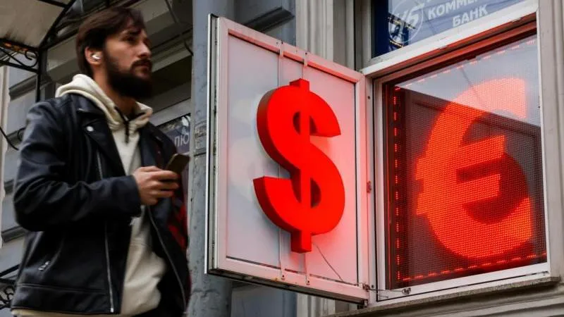 L'euro dépasse pour la première fois depuis mars la barre des 100 roubles — mais le rouble reste résilient