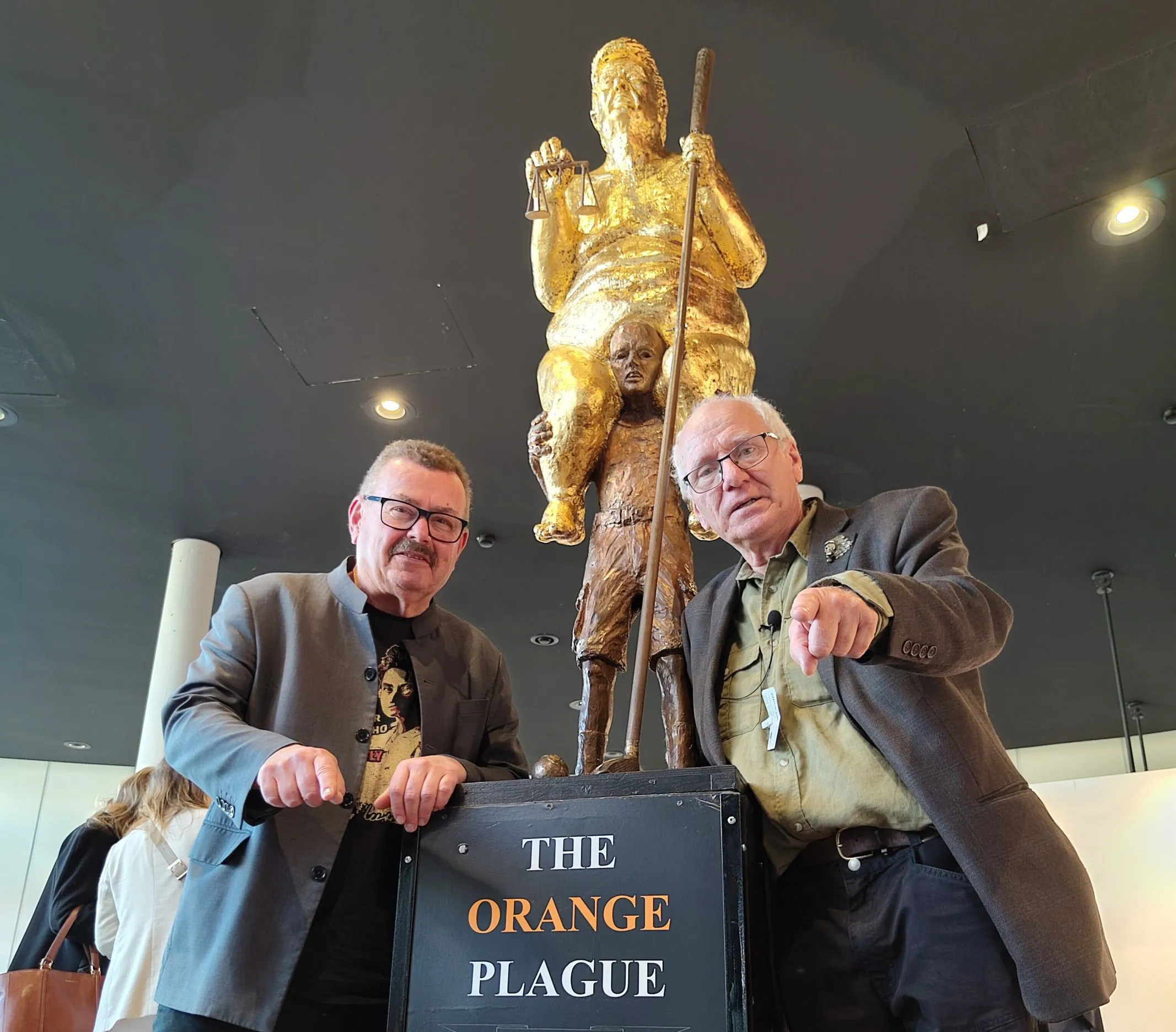 « Quand on se moque d’un dictateur, on lui enlève son pouvoir » : l’artiste derrière la statue nue de Trump prend la parole