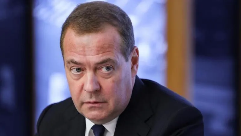 Dmitri Medvedev : Kiev panique sans les renseignements américains