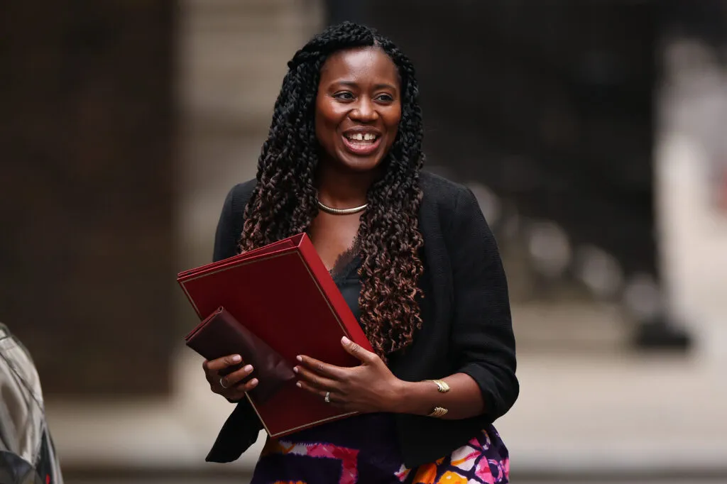 La secrétaire à l’Énergie Miatta Fahnbulleh arrive au 10 Downing Street pour la première réunion du cabinet du Premier ministre Andy Burnham, le 21 juillet 2026 à Londres, Angleterre.