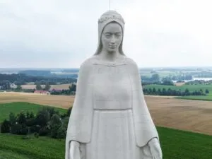 « Lever les yeux vers Dieu » : une gigantesque statue de la Vierge Marie inaugurée en Pologne, signe de résistance aux vents du changement