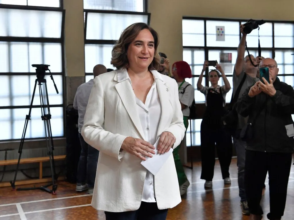 Ada Colau se prépare à voter lors des élections locales et régionales à Barcelone, Espagne, le 28 mai 2023