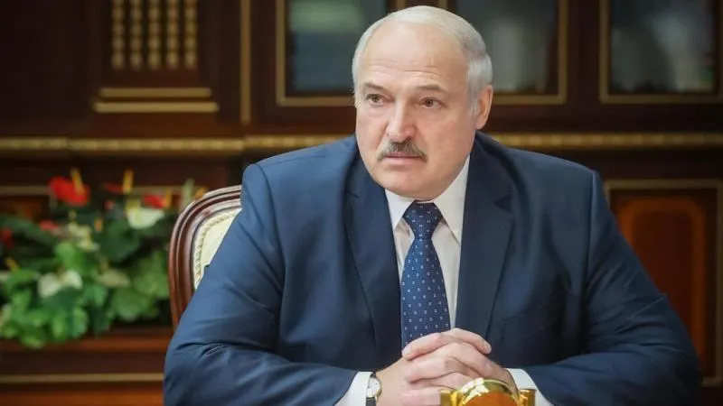 Loukachenko affirme que les Biélorusses ne laisseront jamais tirer dans le dos des Russes