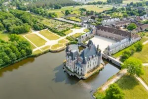 La Bussière et son vaste plan d&rsquo;eau, dans le Loiret. Photo © Château de La Bussière