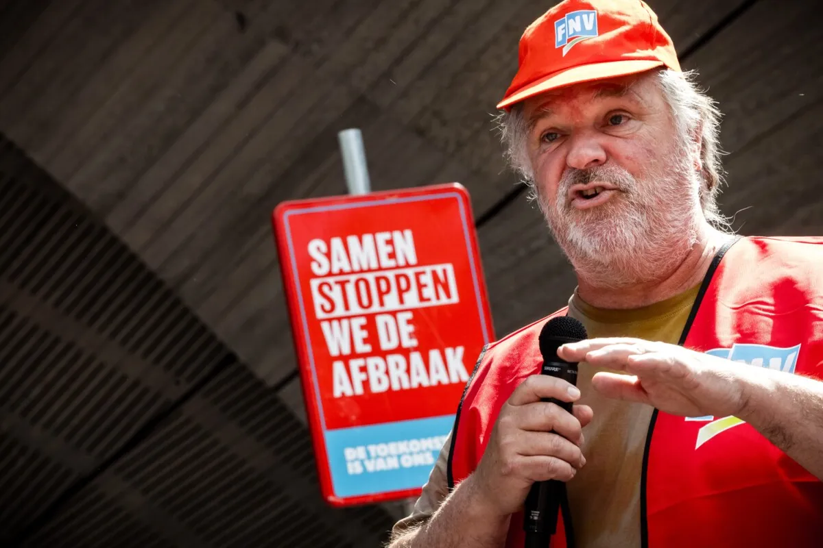 L’étreinte FNV–PRO met le feu aux poudres