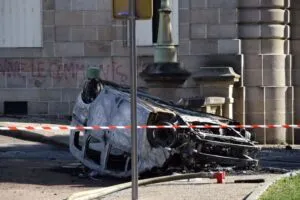 Voiture de la police municipale incendiée devant la mairie