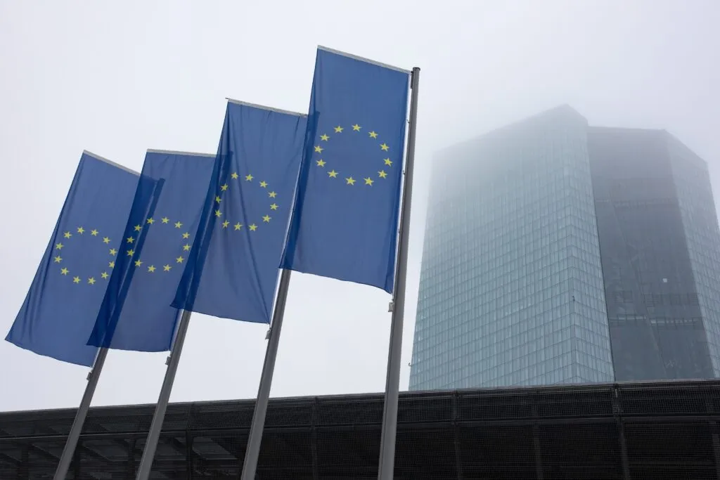 Drapeaux de l'UE devant la Banque centrale européenne à Francfort