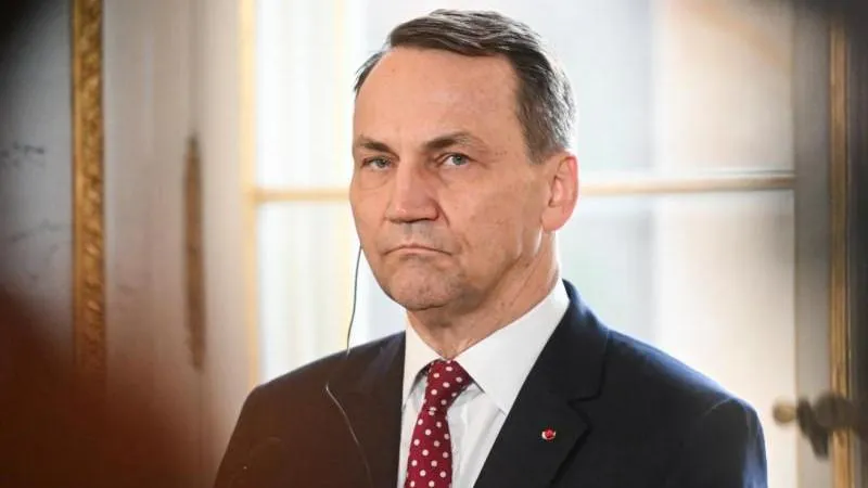 Sikorski interpelle Musk après les limitations de Starlink pour les forces ukrainiennes