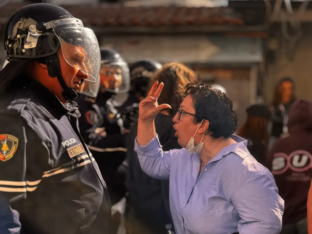 Le Collège d'Europe pillé et incendié lors des manifestations estudiantines à Tirana