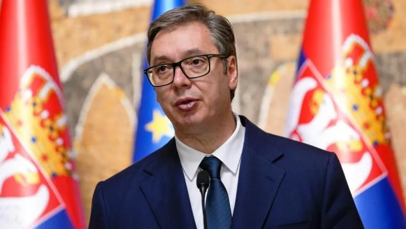Vučić affirme que la Serbie, stable, n’est pas condamnée au « scénario français » de troubles après les élections
