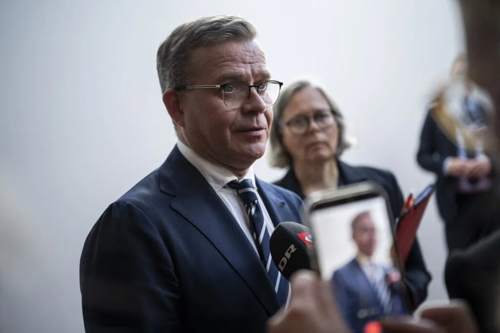 Le Premier ministre finlandais Petteri Orpo s’exprimant devant des journalistes au Sommet arctique européen à Rovaniemi, Finlande, le 14 sept. 2026