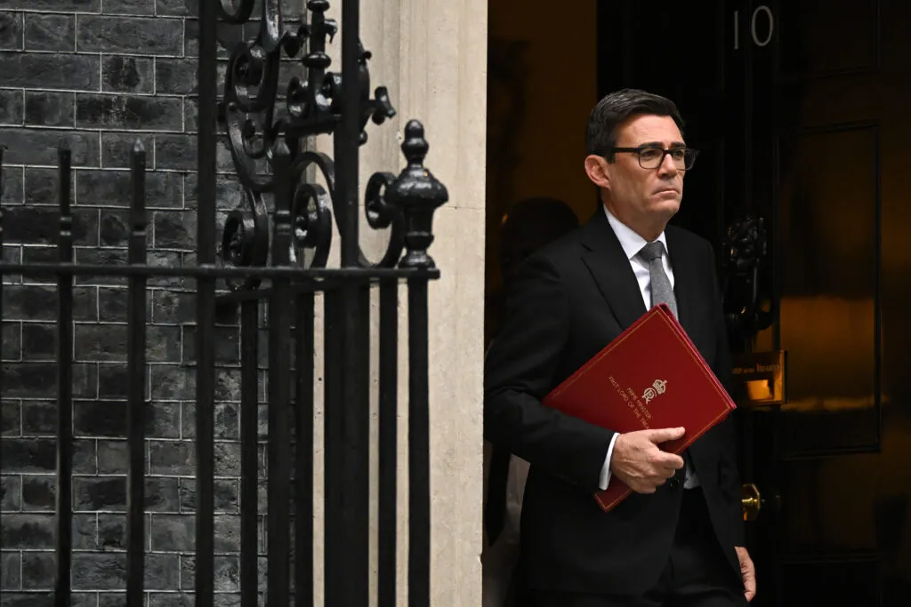 Burnham quitte Downing Street à Londres pour la séance de questions au premier ministre le 21 oct. 2026.