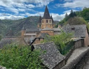 Conques sacré plus beau village du monde : « On ressent quelque chose, on n’y vient pas par hasard », racontent des pèlerins
