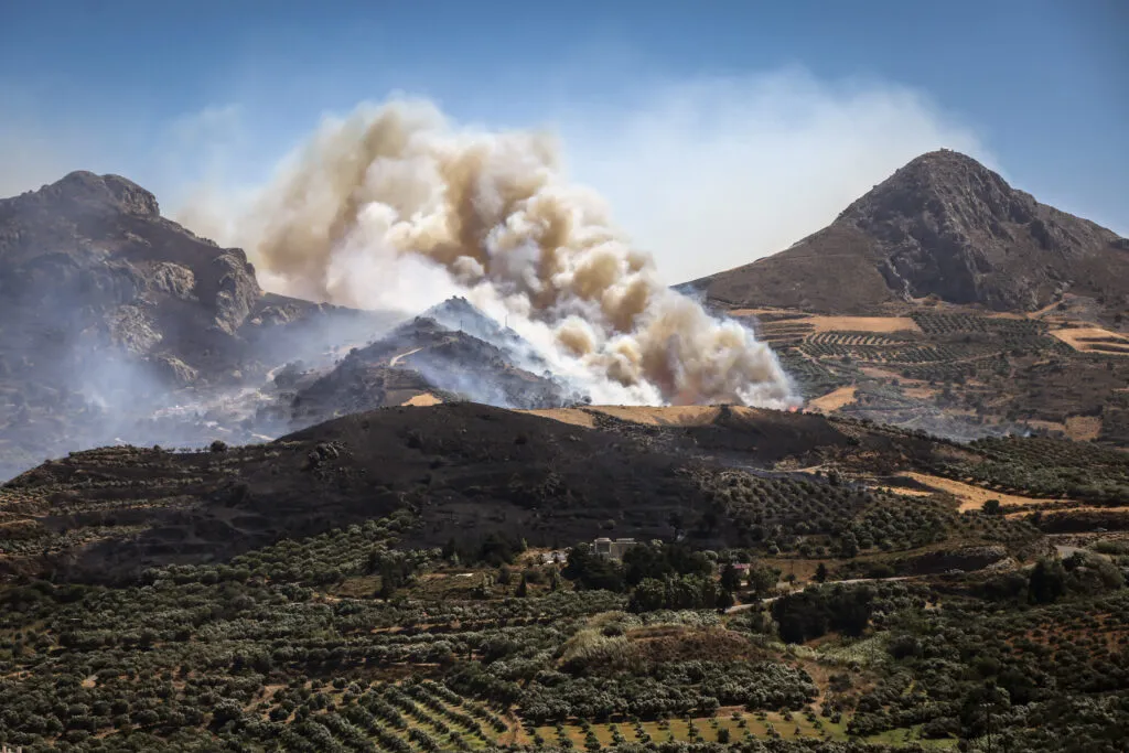 Feu de forêt près d'Asomatos, Crète, le 30 juillet 2026