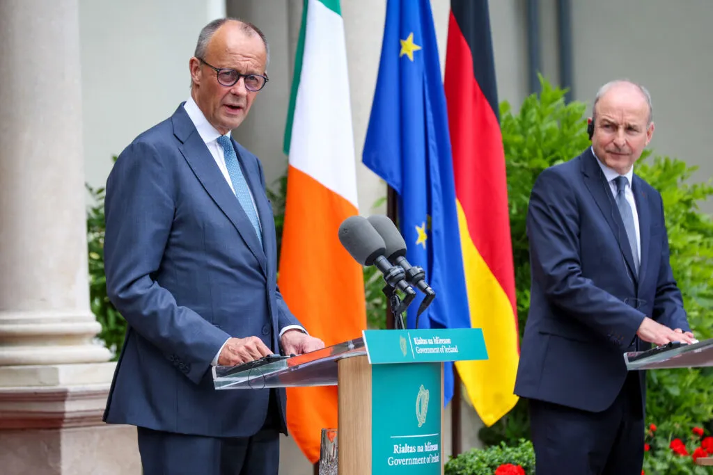 Les coupes budgétaires irlandaises: prudent réalignement ou affaiblissement de l’UE, selon la Commission