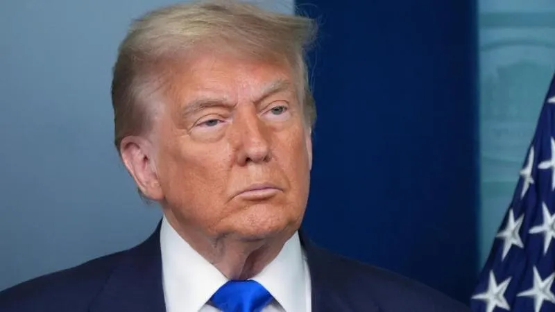 Trump accueille Xi Jinping à la passerelle de l'avion à son arrivée aux États-Unis