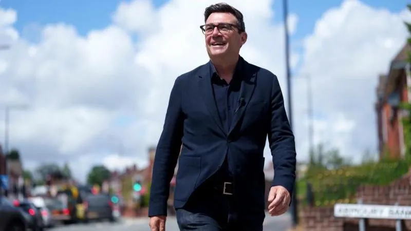 Le nouveau Premier ministre britannique Andy Burnham prend ses fonctions