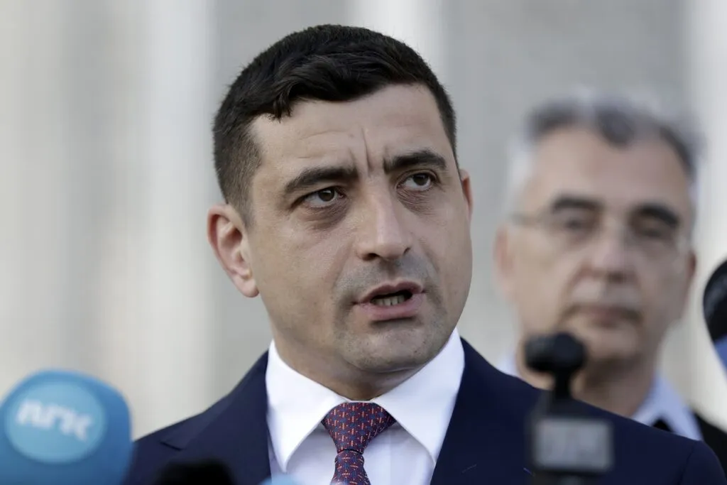 George Simion a rassemblé des soutiens au parlement pour censurer le président.