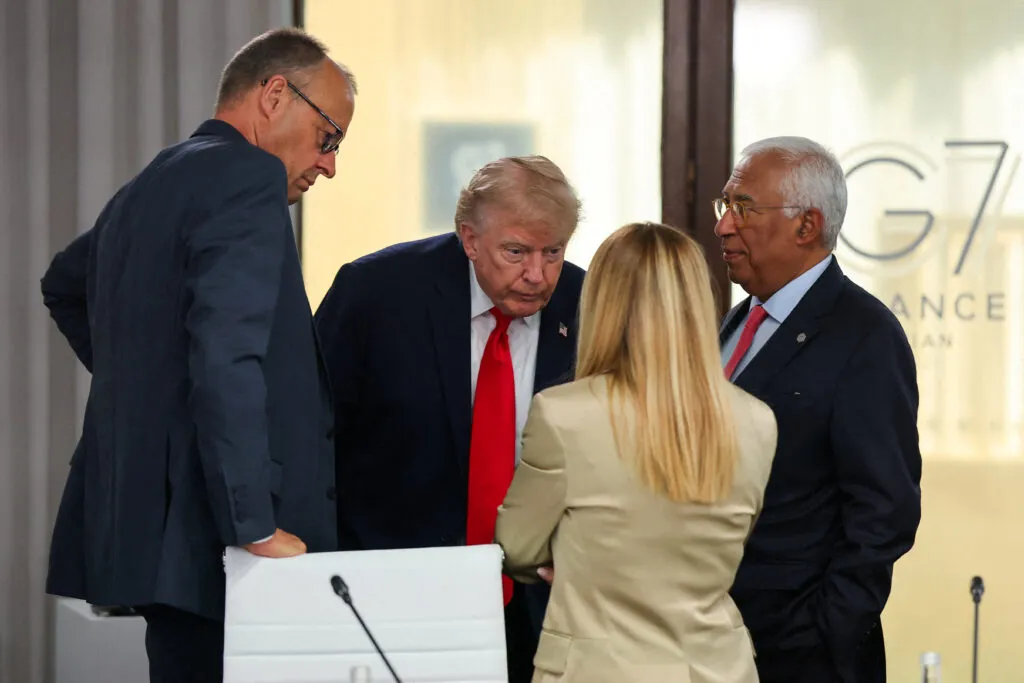 Meloni avec Friedrich Merz, Donald Trump et Antonio Costa lors d’un déjeuner de travail au sommet du G7 à Evian, France, le 16 juin 2026.📷 Christian Hartmann/AFP via Getty Images