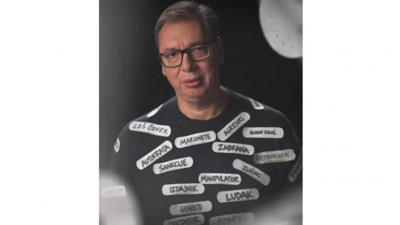 Вучич apparaît dans un clip électoral recouvert d'étiquettes d'insultes — victime d'une campagne de dénigrement