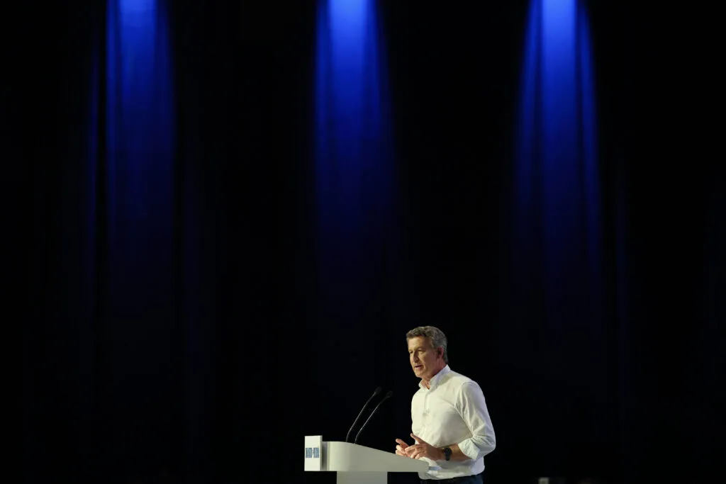 Alberto Núñez Feijóo prend la parole au congrès du Parti populaire à Madrid le 5 juin 2026.