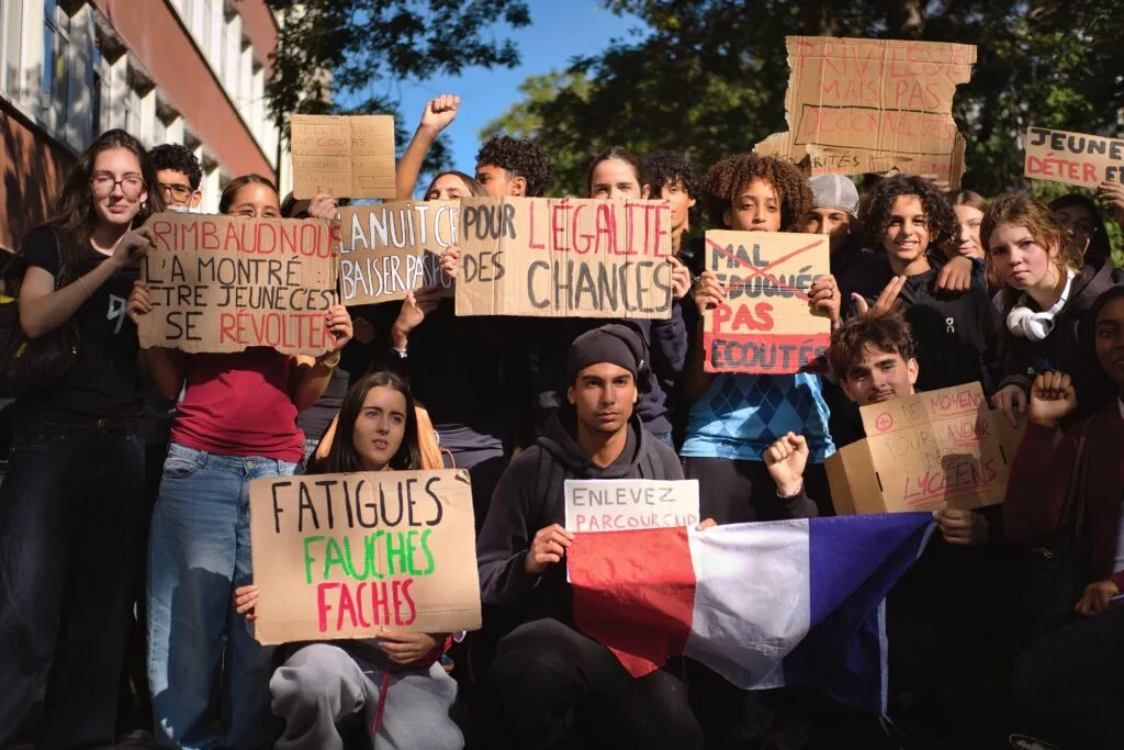 Mélenchon persiste et signe : appelle à soutenir les lycéens malgré les heurts